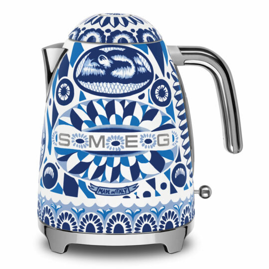 SMEG Dolce & Gabbana Electric Kettle, Blu Mediterraneo. This electric kettle quickly heats water for coffee or tea, and swivels 360° for easy access!