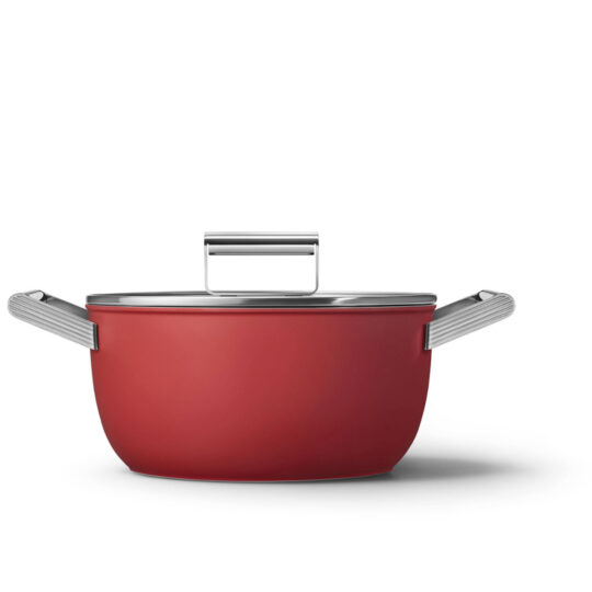 Compatible with all stovetops, including induction, the Smeg casserole with lid is versatile enough to handle a variety of cooking techniques.