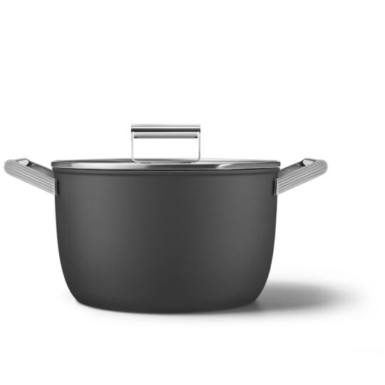 Compatible with all stovetops, including induction, the Smeg casserole with lid is versatile enough to handle a variety of cooking techniques.