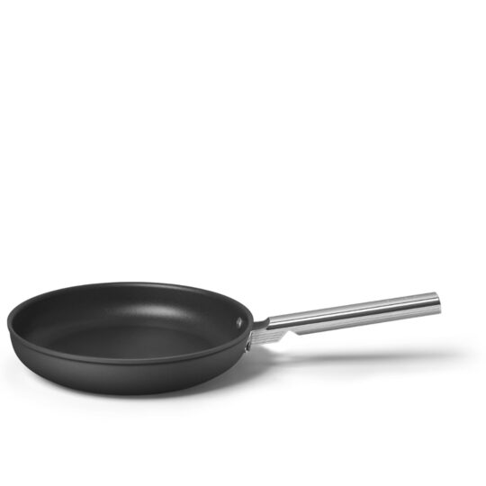 Whether you’re preparing a savory steak or a delicate dessert, the cast iron skillet handles it all with ease. Elevate your cooking experience with this pan